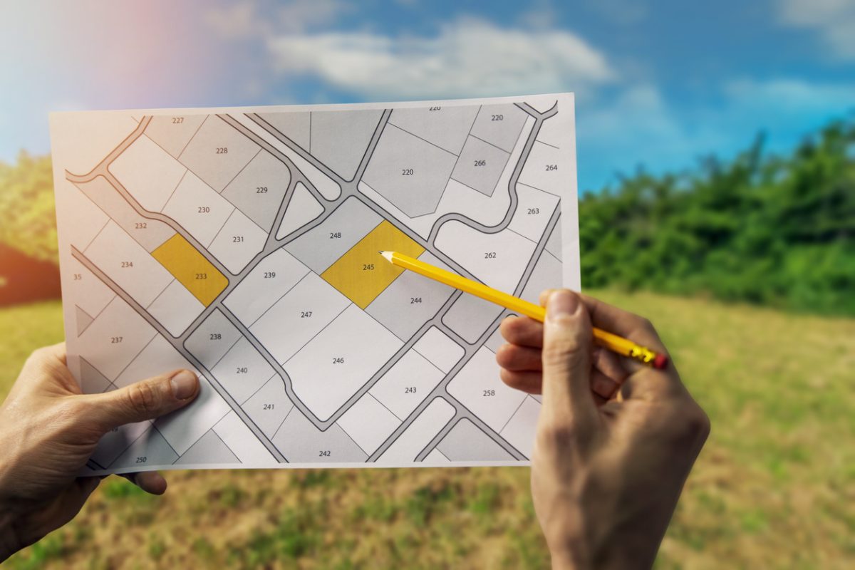 Peluang dan tantangan menjadi seorang makelar tanah. Sumber Istock